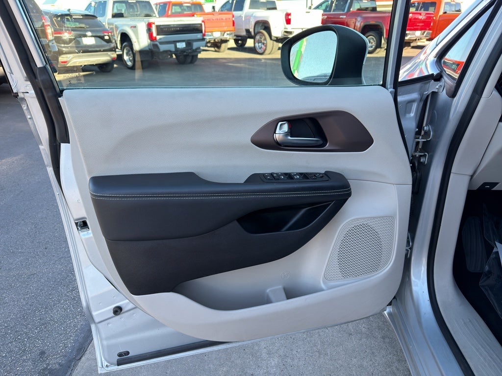 2023 Chrysler Voyager LX