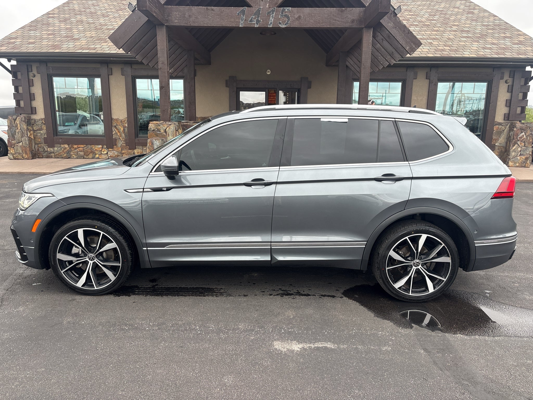 2023 Volkswagen Tiguan SEL R-Line