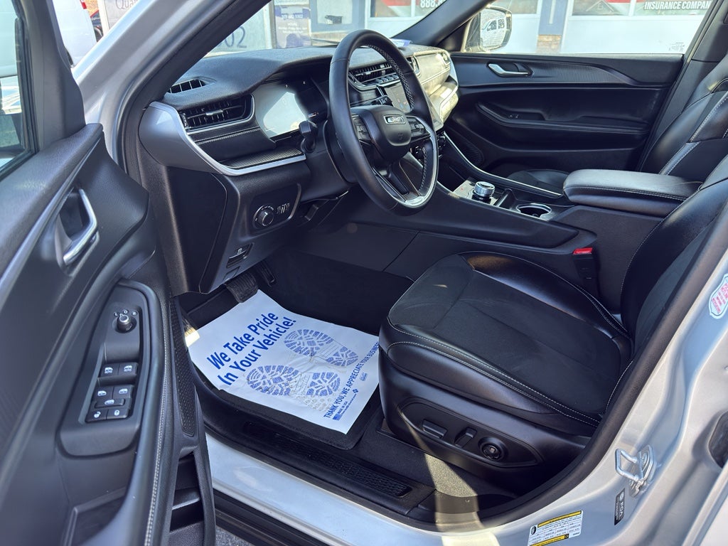 2025 Jeep Grand Cherokee Laredo